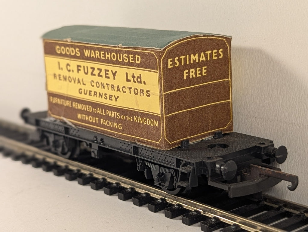 Lima OO Gauge 4-Wheel Flat Wagon with I.C. Fuzzey Guernsey Card Container