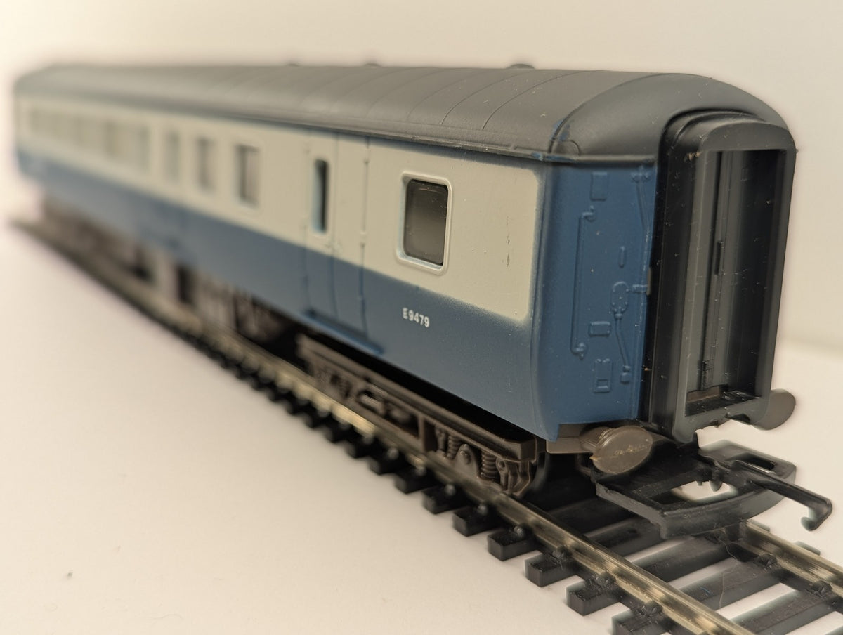 Airfix OO Scale BR Mk2d Brake Second Passenger Coach E9479 BR Blue & Grey E12