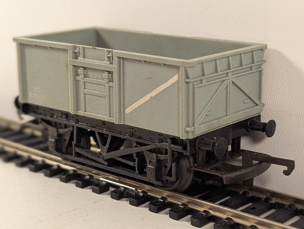 Tri-ang R243 OO Gauge BR Grey 16 Ton Mineral Wagon