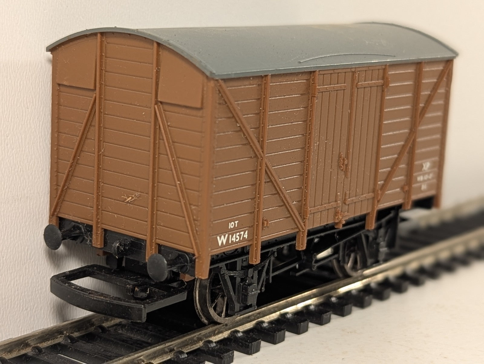 Hornby OO Gauge BR ex-GWR 10 Ton Ventilated Van Wagons W14574 BR Brown