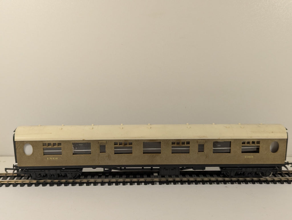 Tri-ang Hornby OO Gauge LNER Thompson Teak Coach
