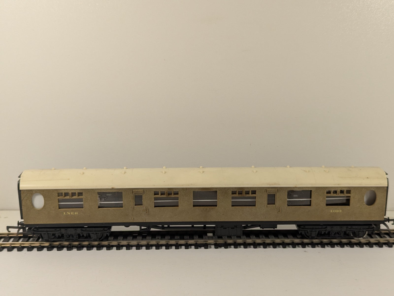 Tri-ang Hornby OO Gauge LNER Thompson Teak Coach