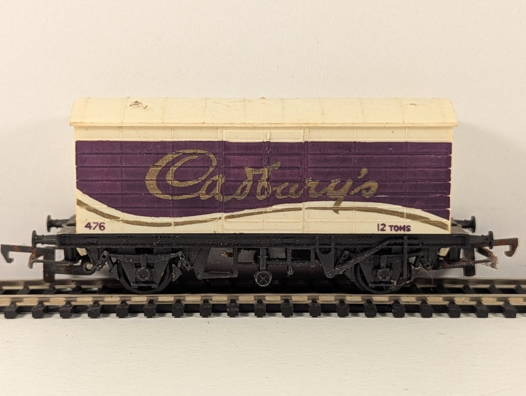Hornby R109 OO Gauge Cadbury’s Closed Van