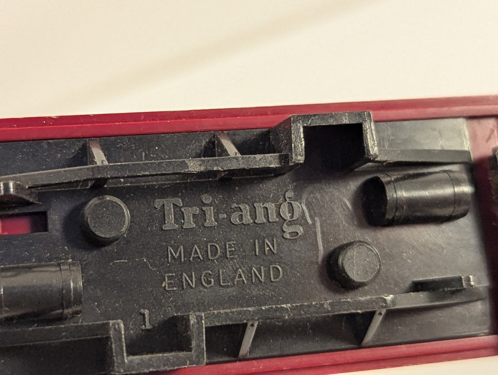 Tri-ang TT Gauge Suburban Composite Coach Passenger Coach M41006 BR Maroon