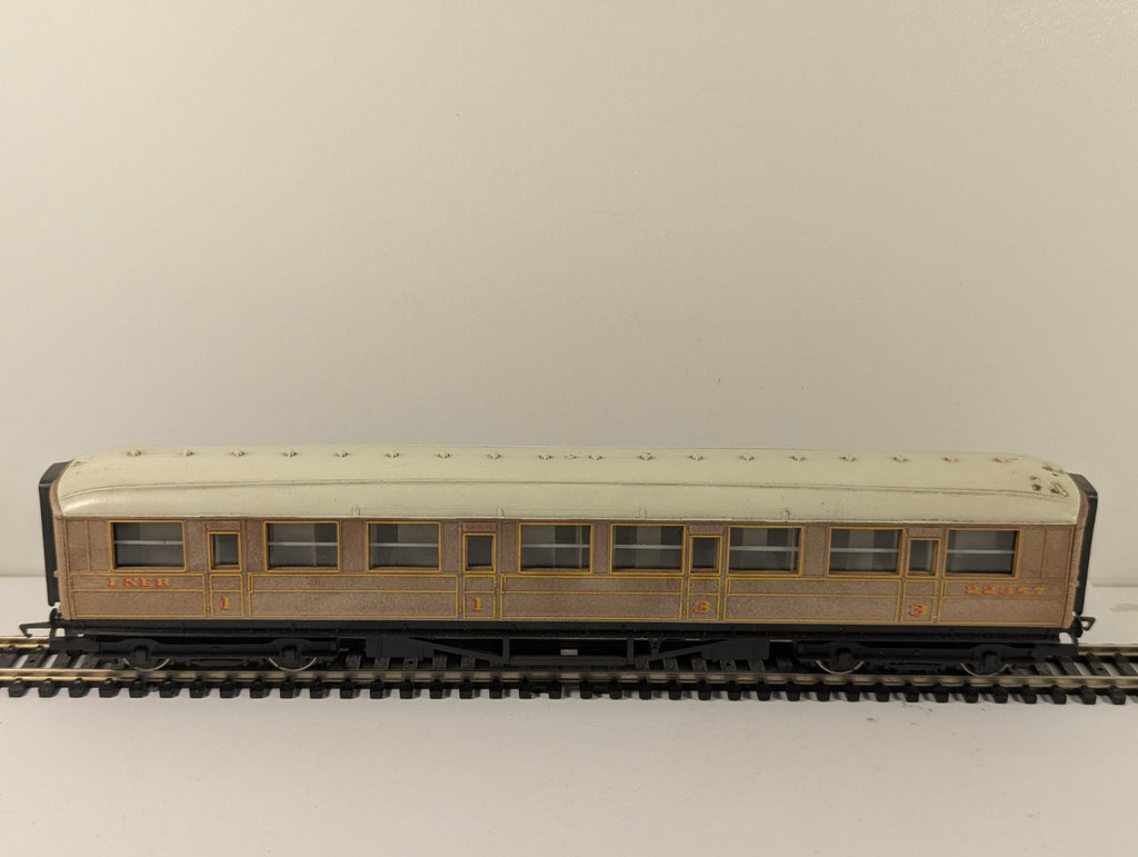 Hornby RailRoad OO Gauge LNER Teak Composite Coach for Mallard