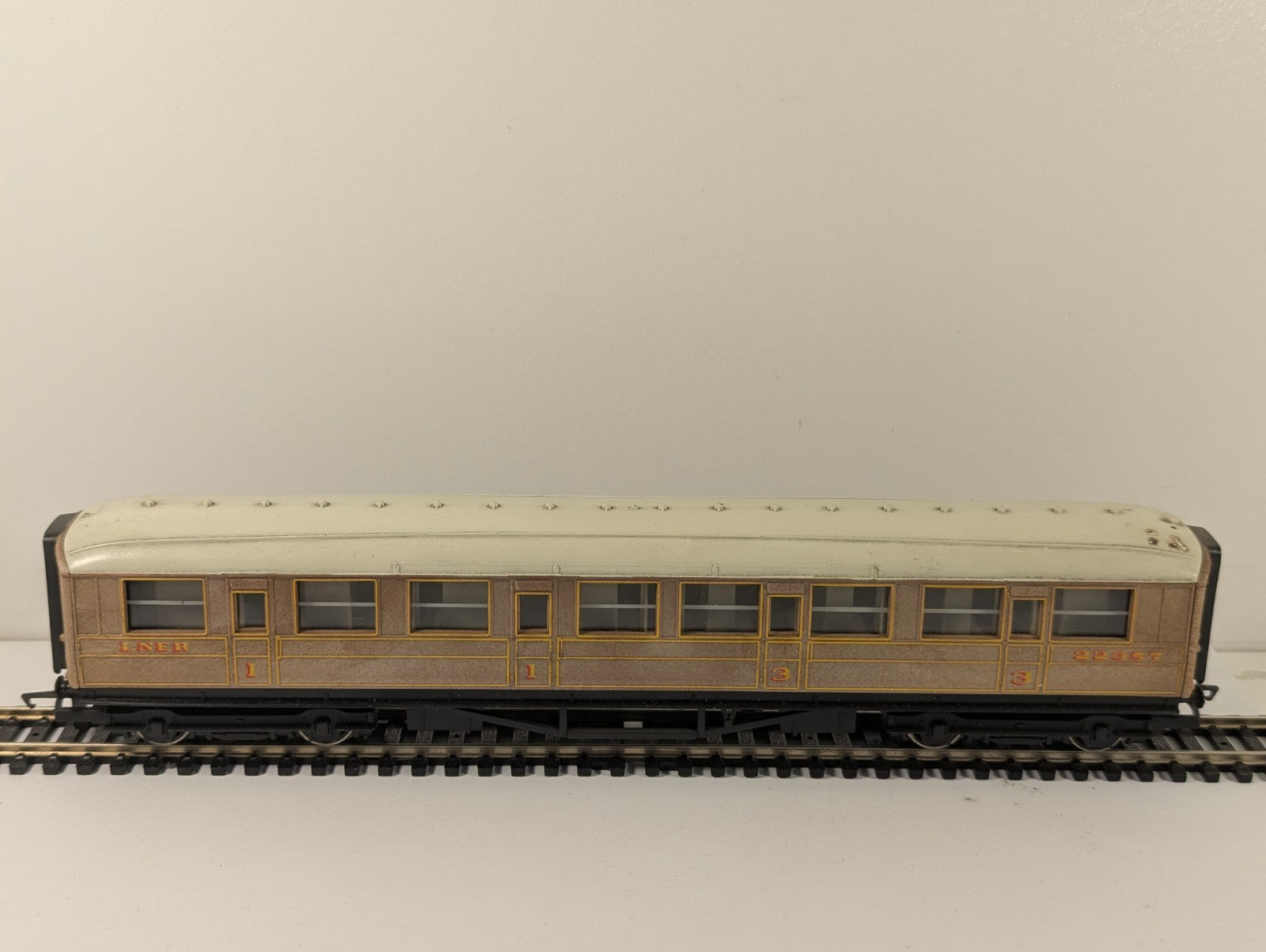 Hornby RailRoad OO Gauge LNER Teak Composite Coach for Mallard