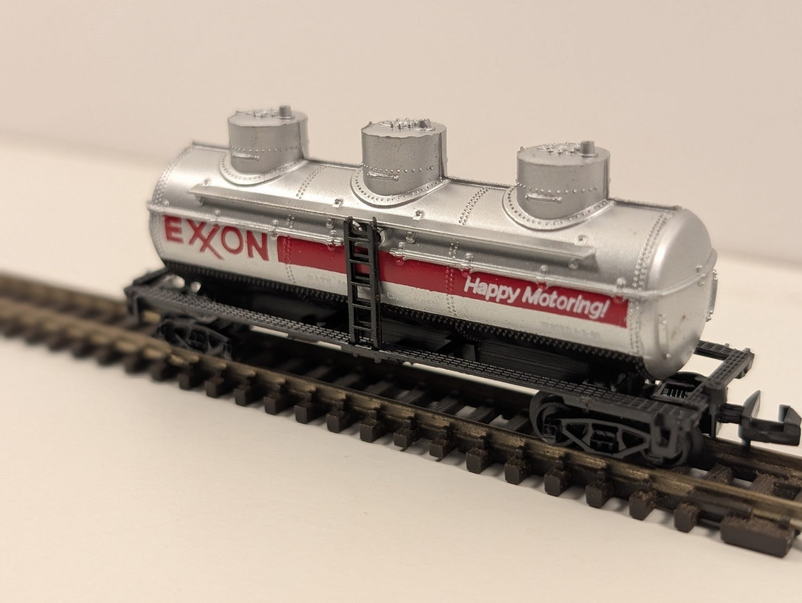 Model Power N Gauge No. 3411 Exxon Triple Dome Tank Car (Missing Wheel Set)