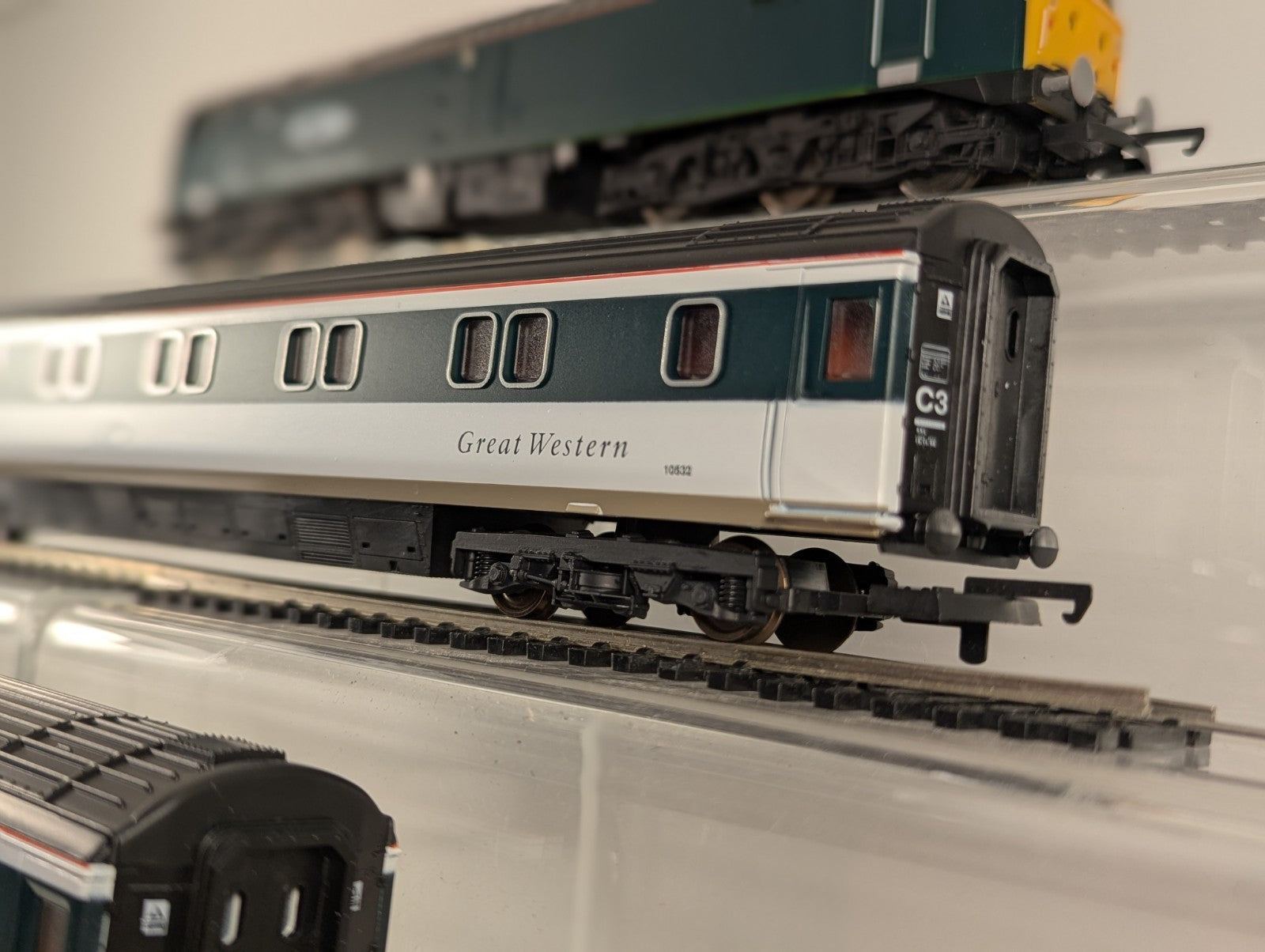 Lima L149970 OO Gauge GWR Class 47 & Two Mk3 Sleeper Coaches Set - boxed