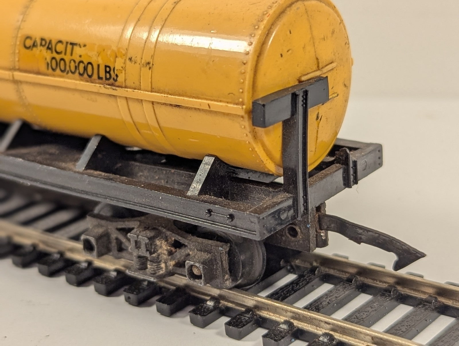 Tri-ang R117 OO Gauge Shell Oil Tanker Wagon - Broken Coupler