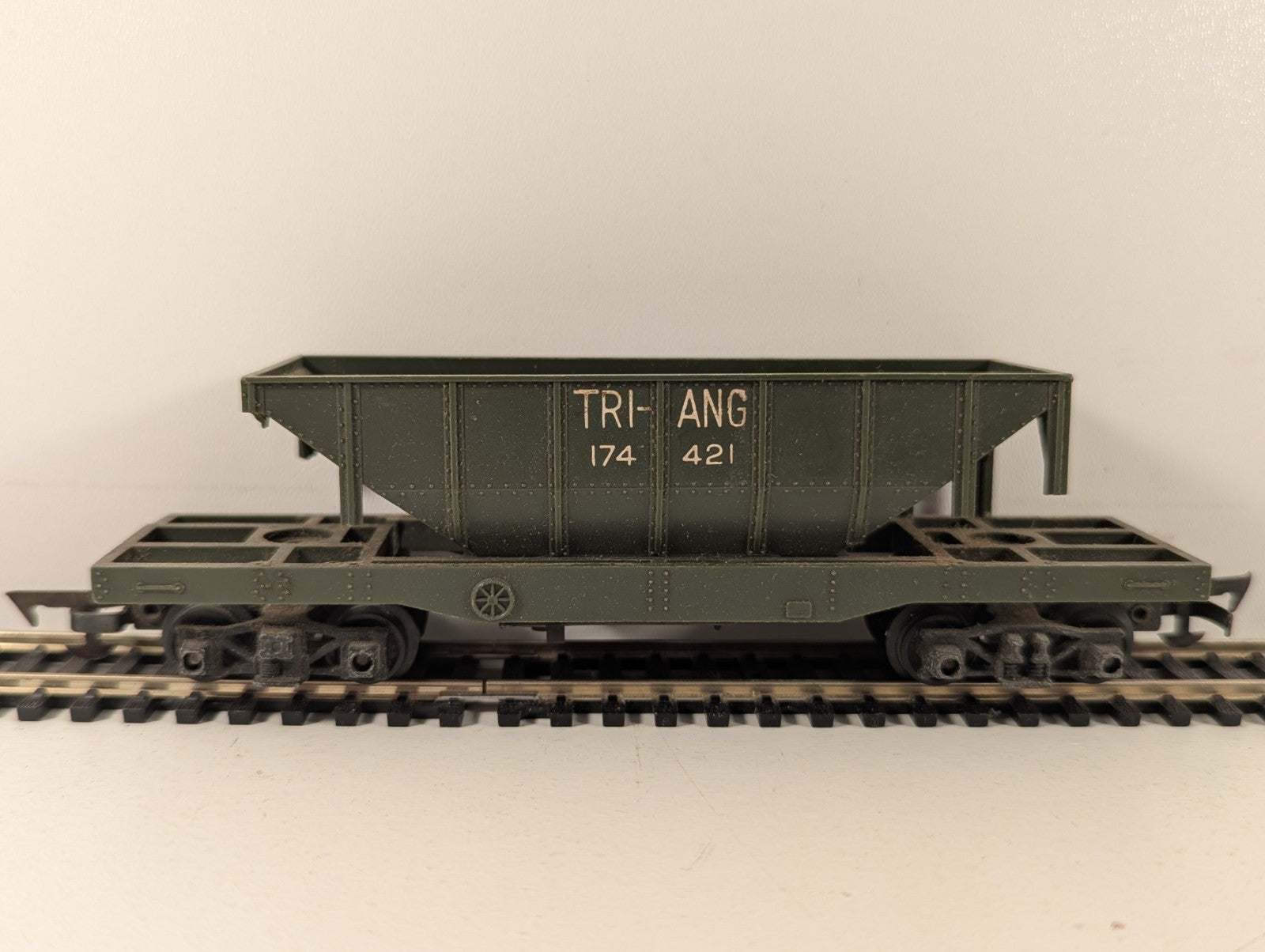 Tri-ang R111 OO Gauge Dark Green Hopper Wagon - Damaged