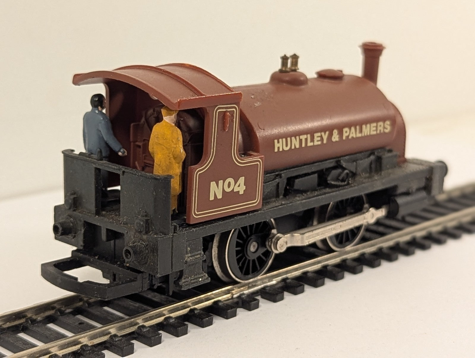 Hornby OO Gauge Holden Class 101 0-4-0ST Locomotive Huntley & Palmer
