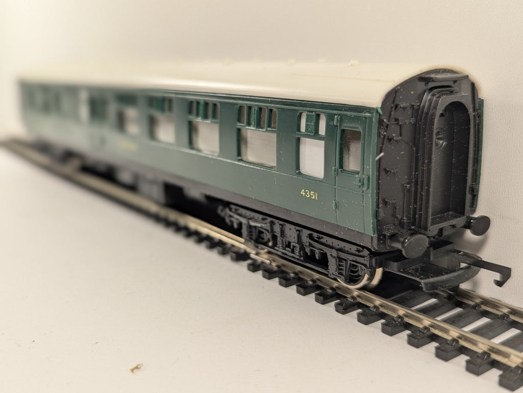 Hornby OO Gauge Maunsell Brake Third Coach Passenger Coach 4351 Southern Green
