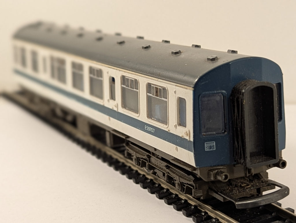 Hornby R698 OO Gauge Class 110 Centre Coach Missing Corridor End and buffers