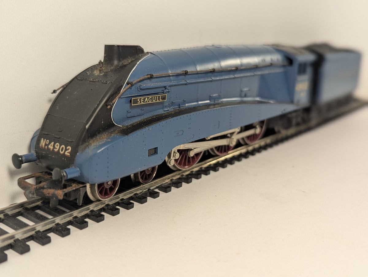 Hornby OO Gauge Class A4 'Seagull' Steam Locomotive 4902 LNER Garter Blue R372