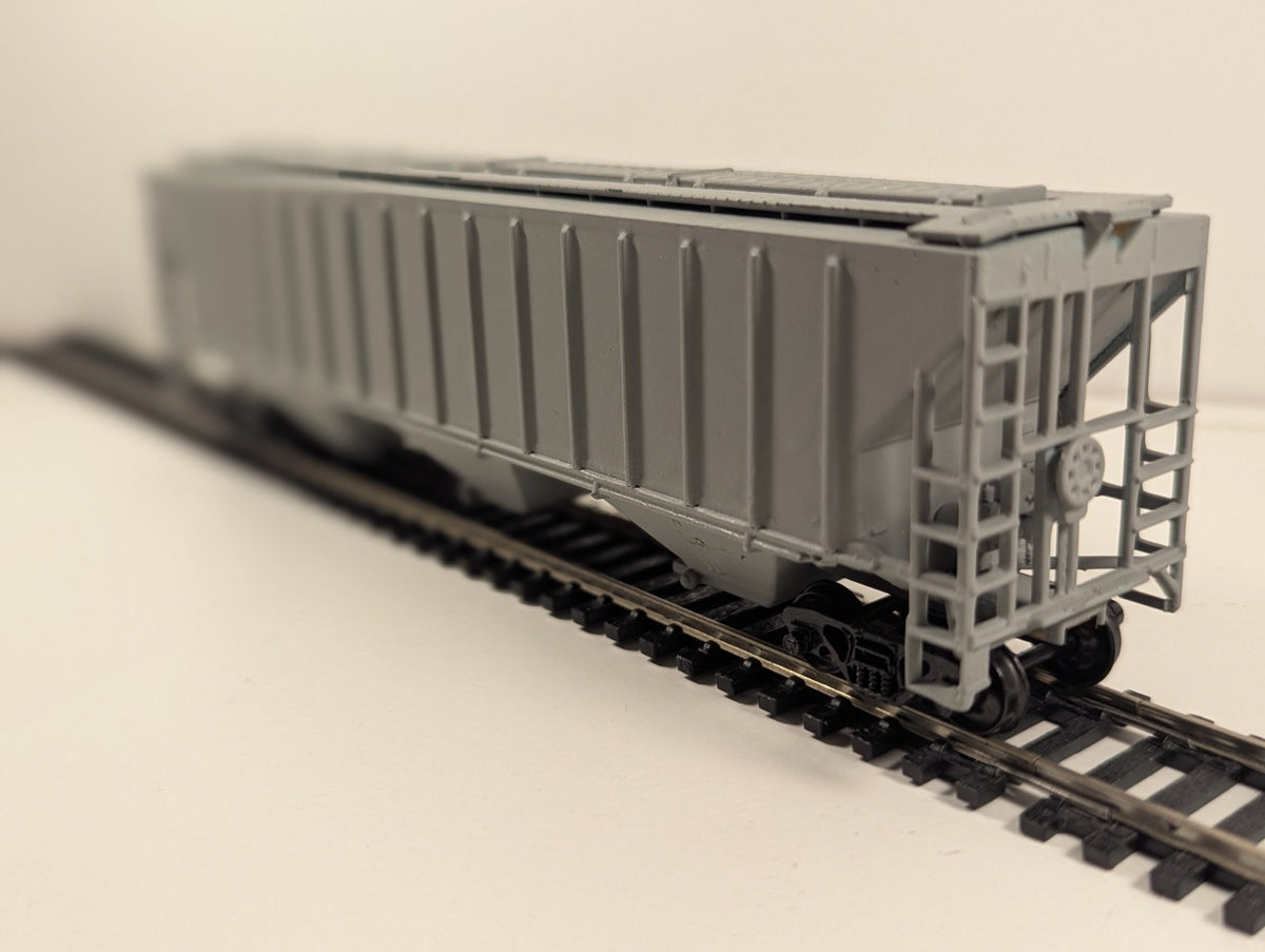 Athearn HO Scale 54' Rib Side 3-Bay Covered Hopper – Painted Unlettered