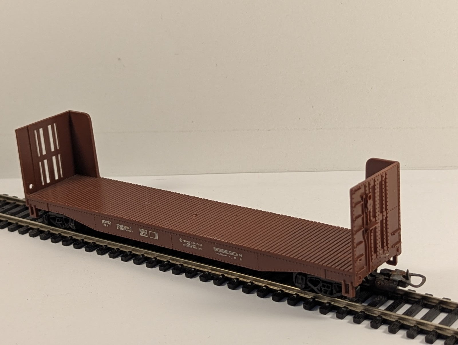 Lima HO Scale SNCF Bulkhead Flat Wagon 20 93 850 50-3 Brown
