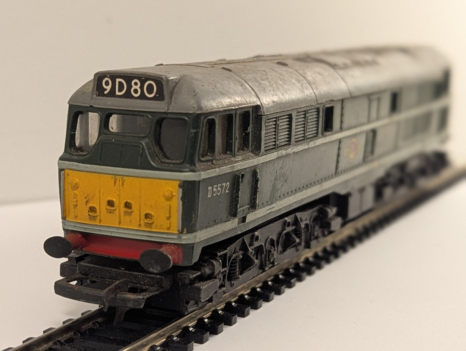 Tri-ang R357 OO Gauge Class 31 Diesel D5572 BR Green - Spares