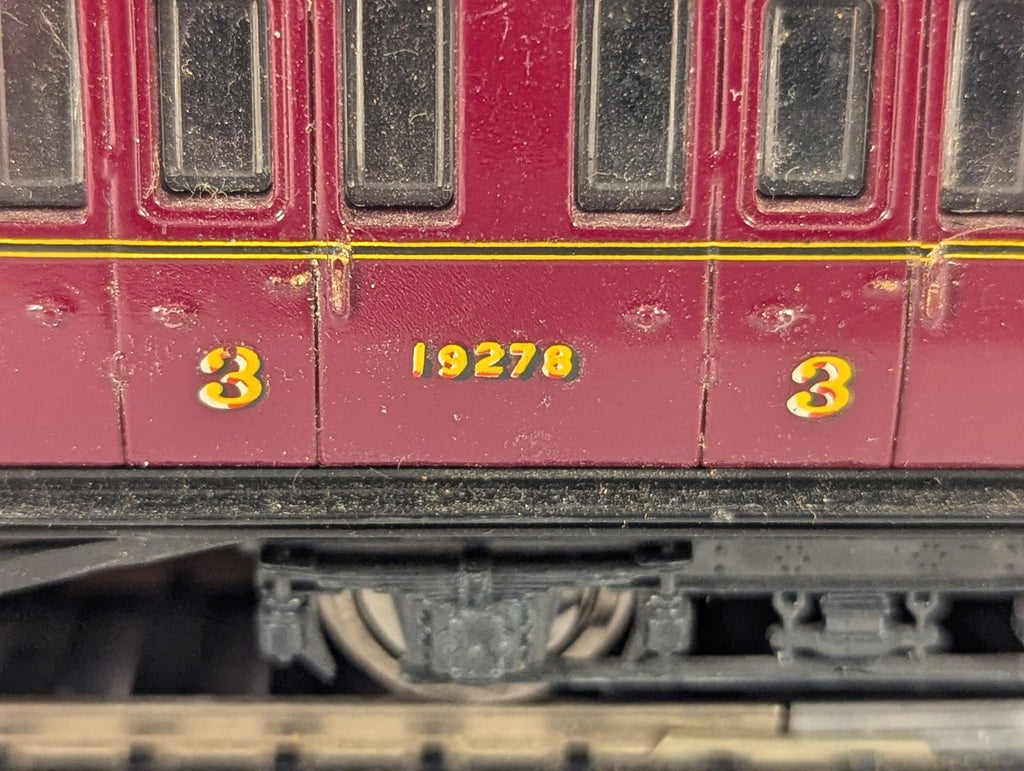 Airfix OO Gauge LMS Non-Corridor Composite Coach Passenger Coach 19278