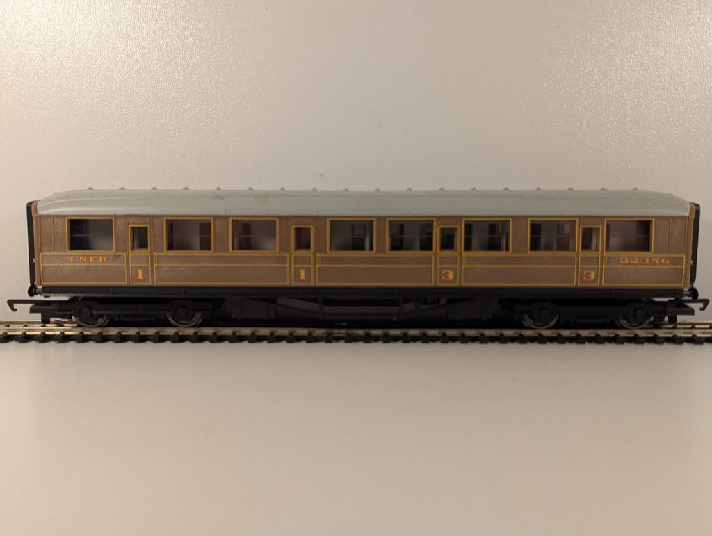 Hornby OO Gauge LNER Composite Coach Passenger Coach 22356 LNER Teak