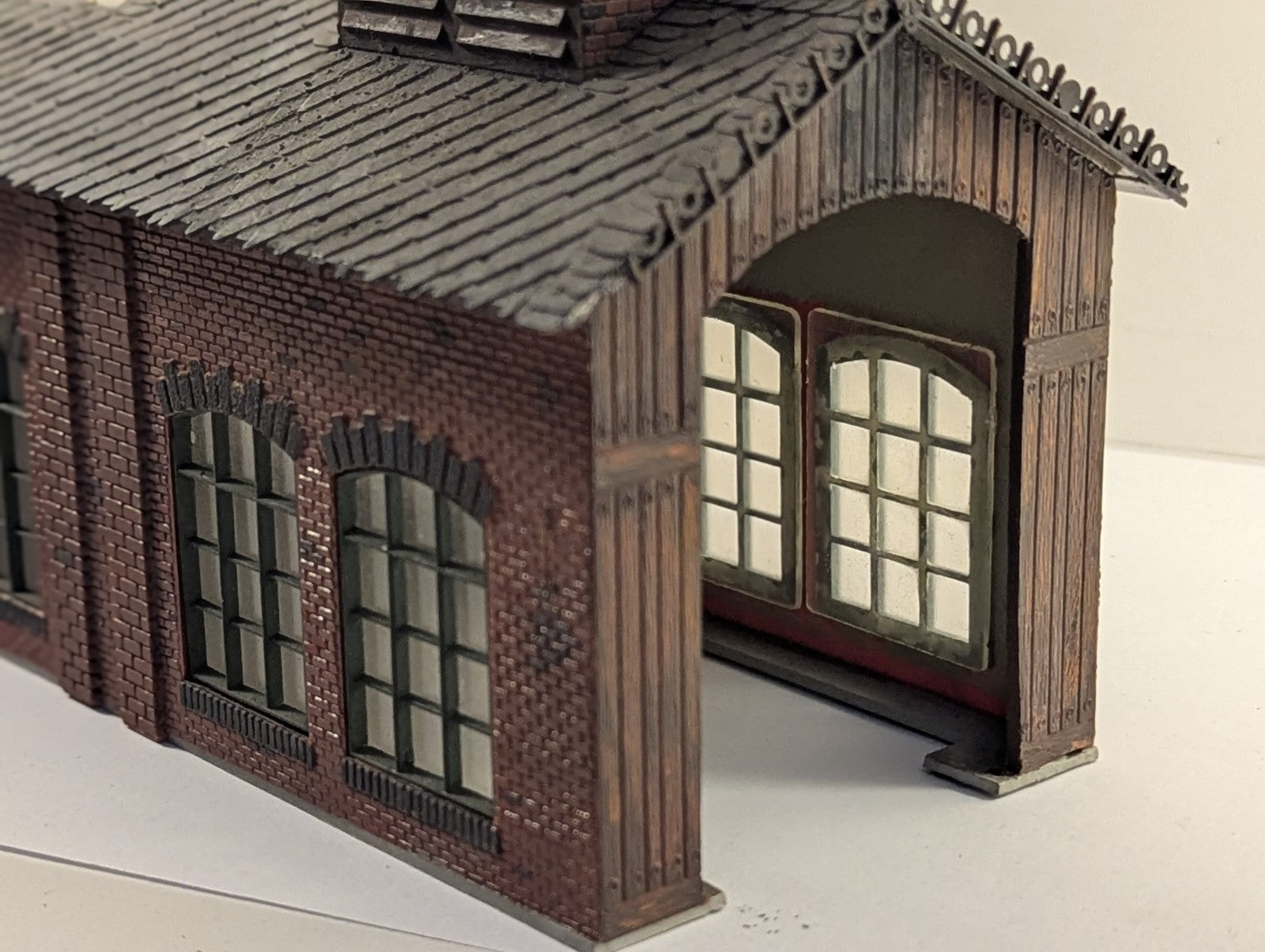 Pola HO Scale 163 Single Stall Engine Shed with Workshop Built