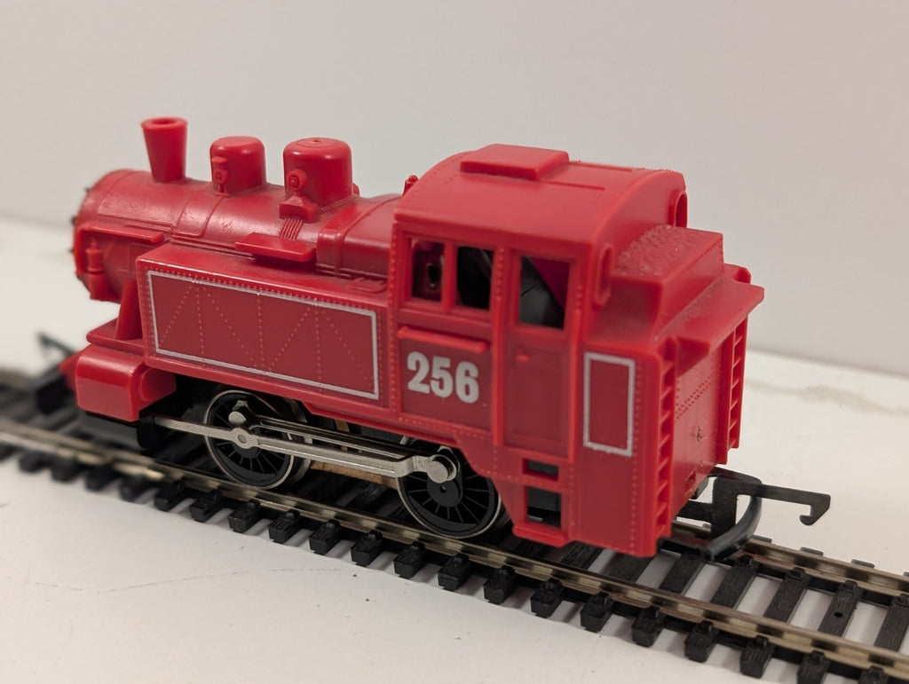 Hornby R256 OO Gauge “International” 0-4-0T Tank Locomotive in Red