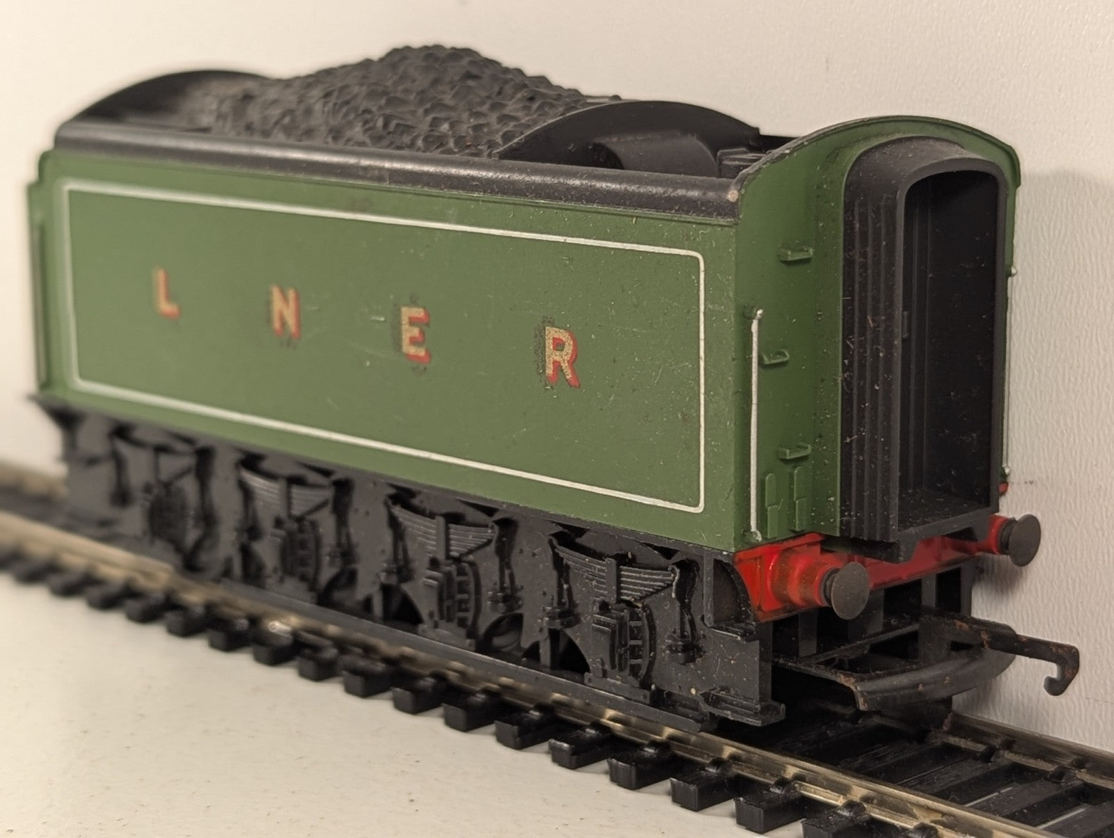 Tri-ang Hornby OO Gauge LNER Corridor Tender LNER Apple Green