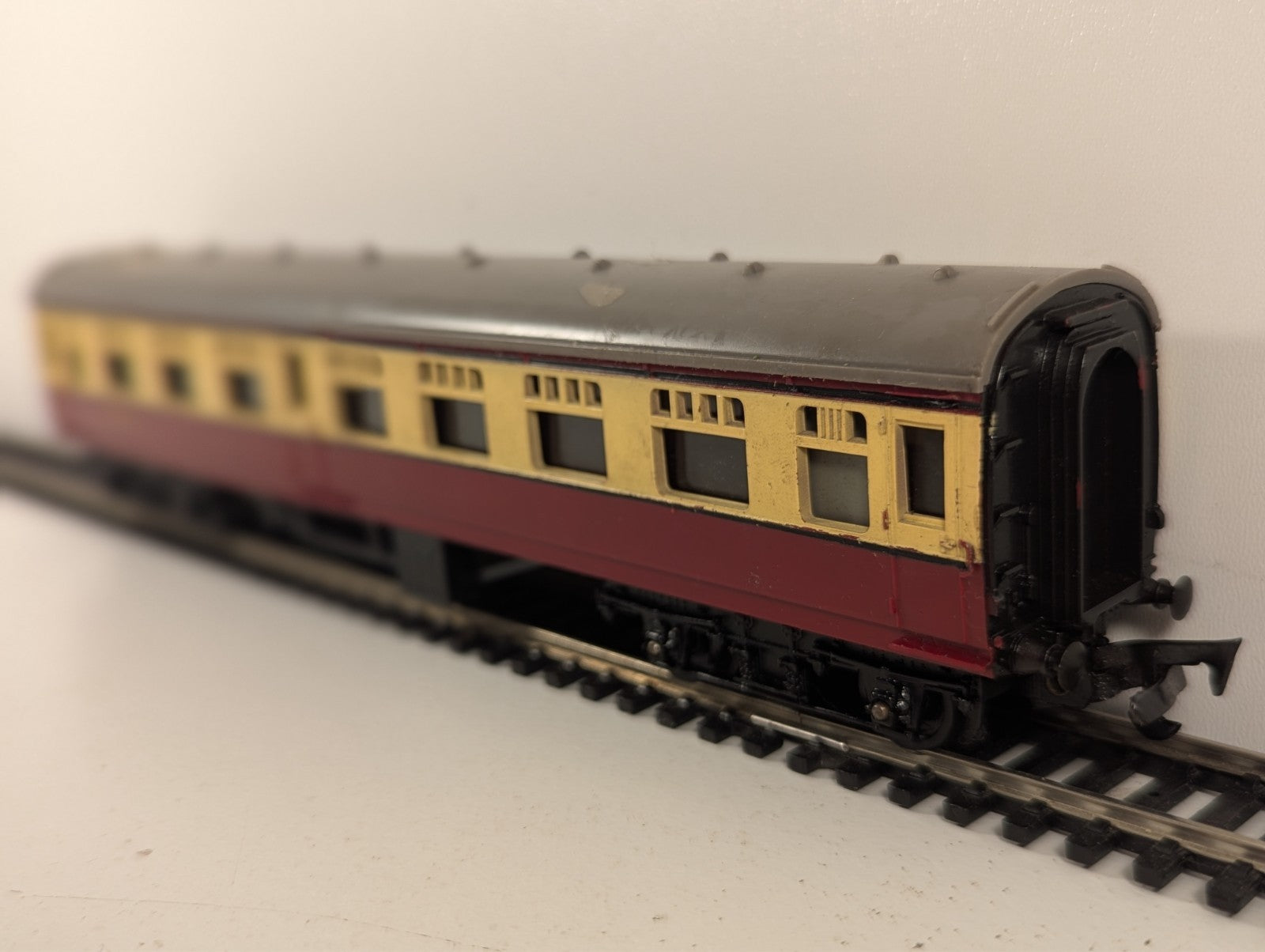 Tri-ang R29 OO Gauge Maroon & Cream Composite Brake Coach