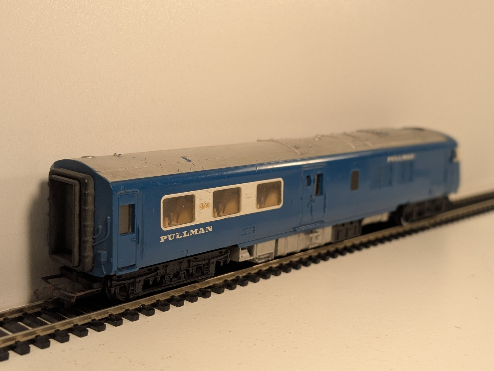 Tri-ang Hornby OO Gauge Blue Pullman Dummy Car Missing Buffer Heads