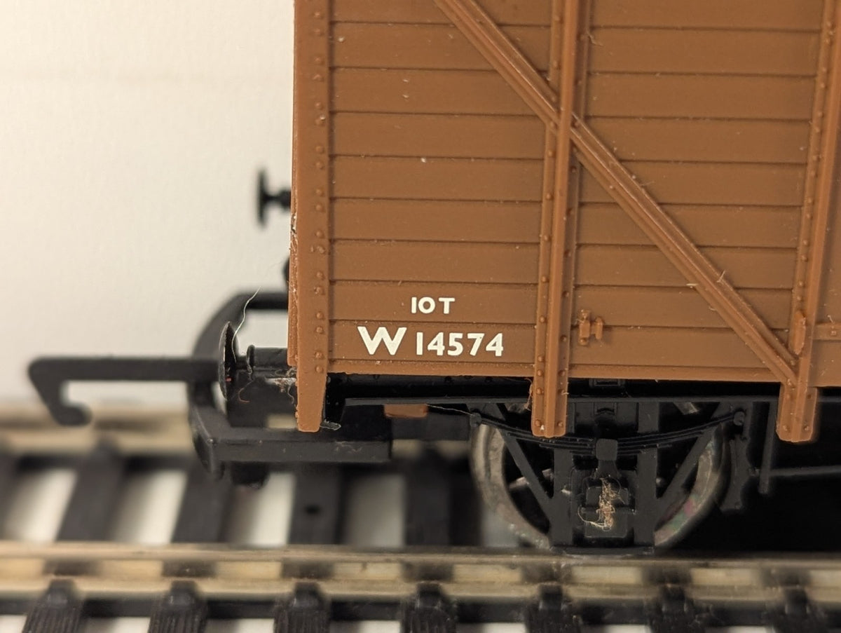 Hornby OO Gauge BR 10t Planked Ventilated Van Rolling Stock W14574