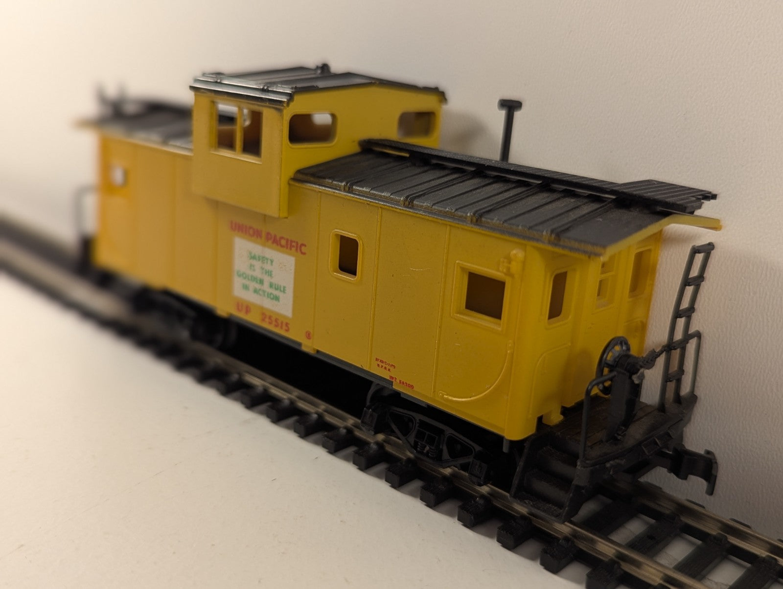 AHM HO Gauge Union Pacific Extended Vision Caboose