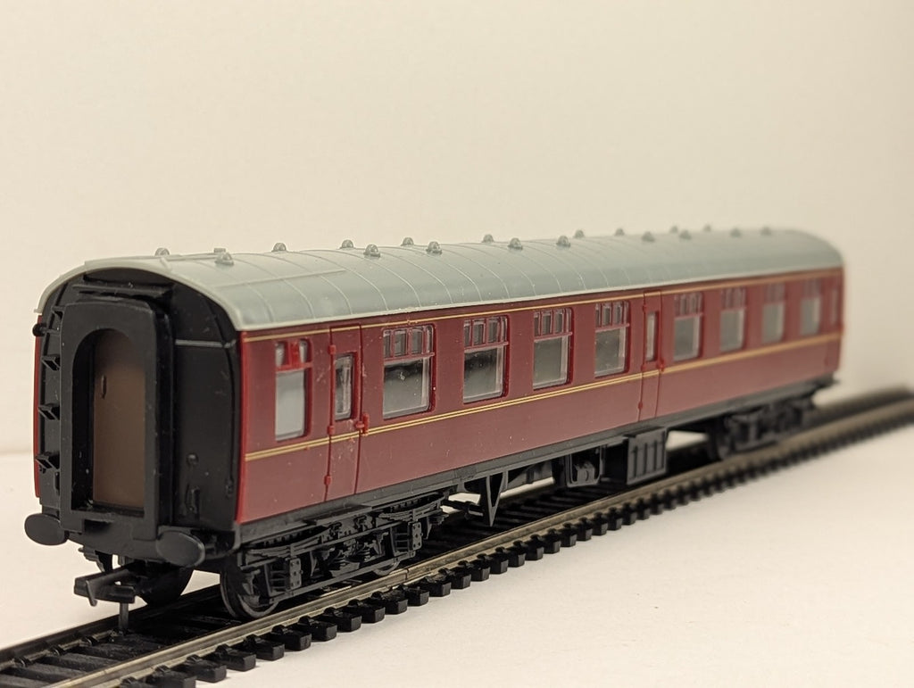 Hacette OO Gauge Stanier Corridor Composite Passenger Coach LMS Maroon