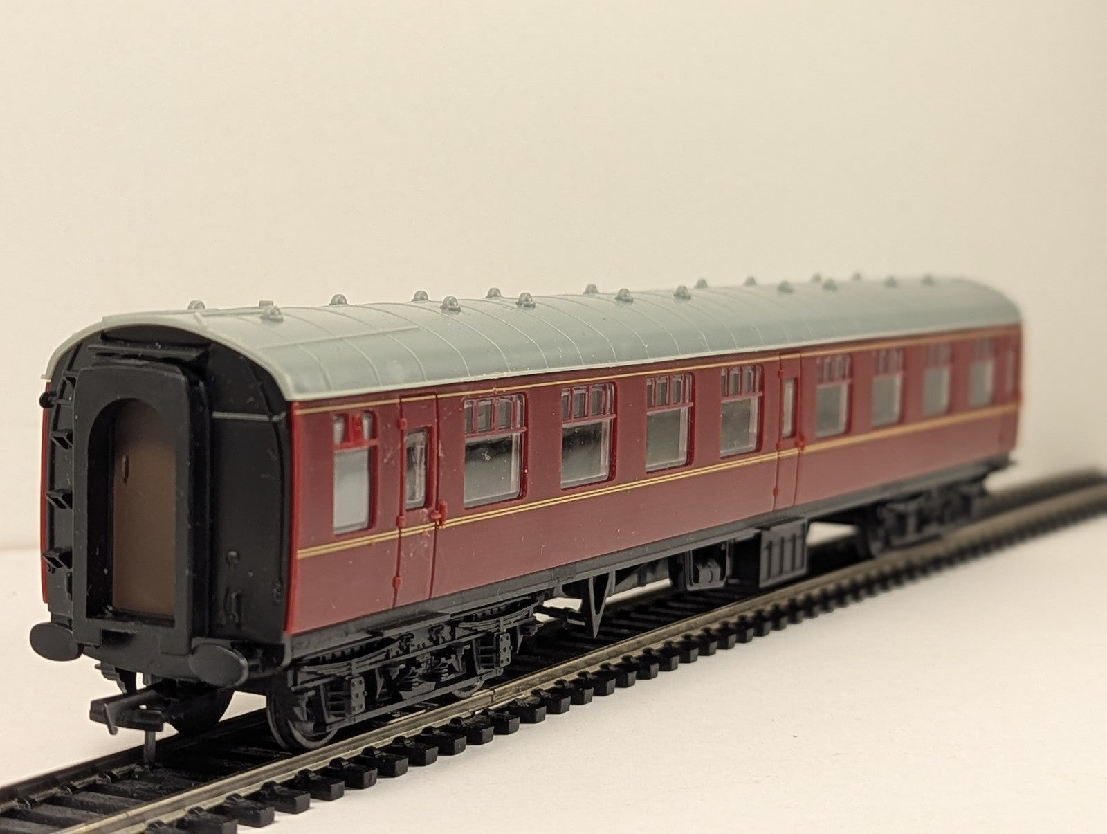 Hacette OO Gauge Stanier Corridor Composite Passenger Coach LMS Maroon