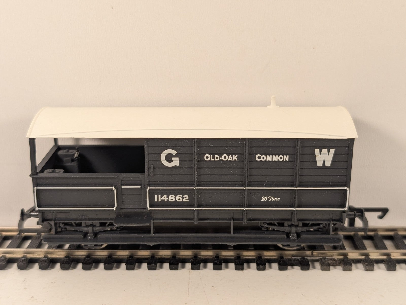 Hornby R6077B OO Gauge GWR Toad Brake Van Old Oak