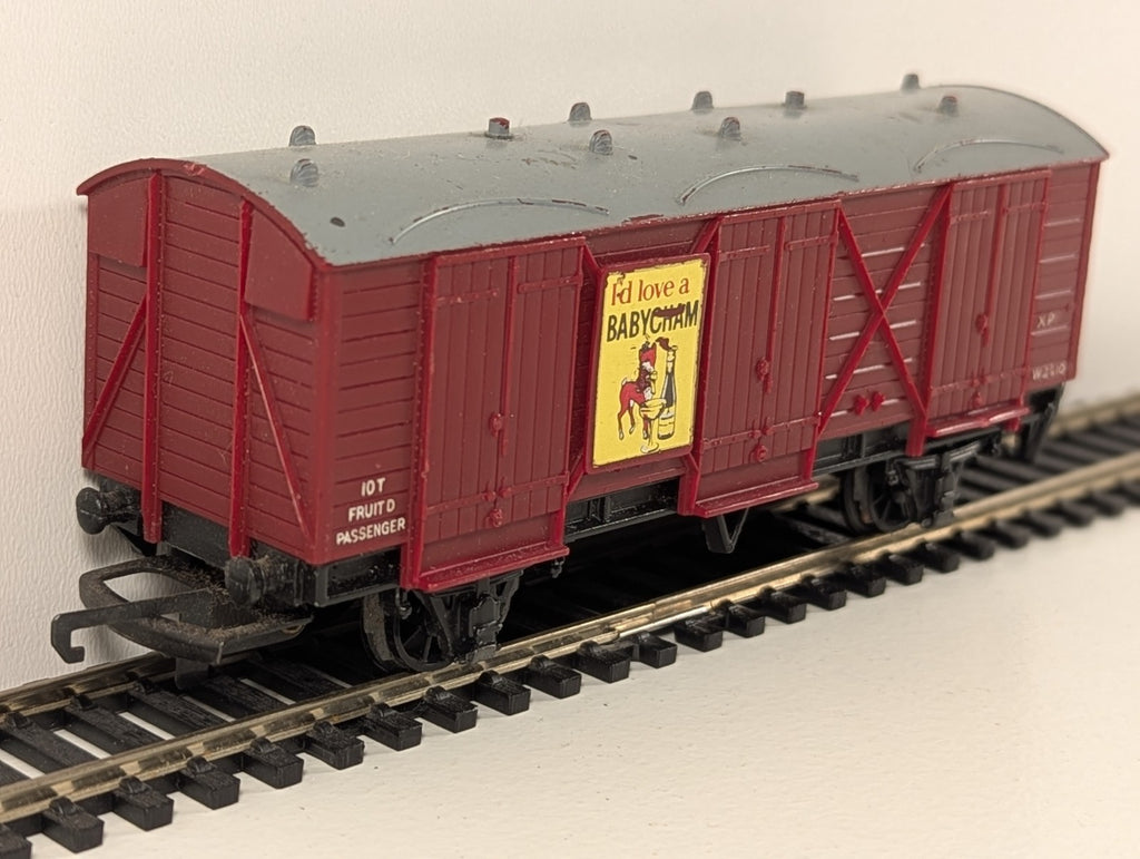 Wrenn W4305P GWR Passenger Fruit D Van – OO Gauge