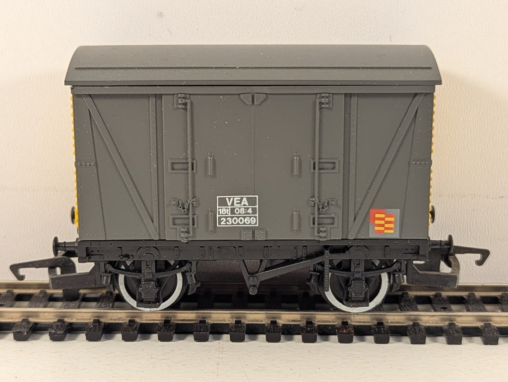 Hornby Railways R.117 OO Gauge Ventilated Van - Boxed