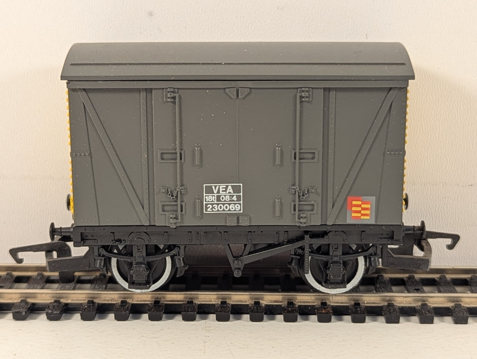 Hornby Railways R.117 OO Gauge Ventilated Van - Boxed