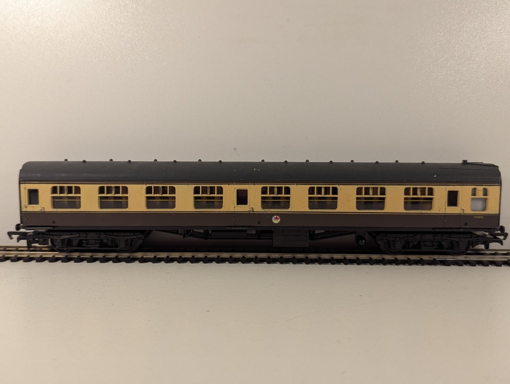 Mainline 37-105 BR Mk1 Second Corridor Coach Chocolate & Cream OO Gauge