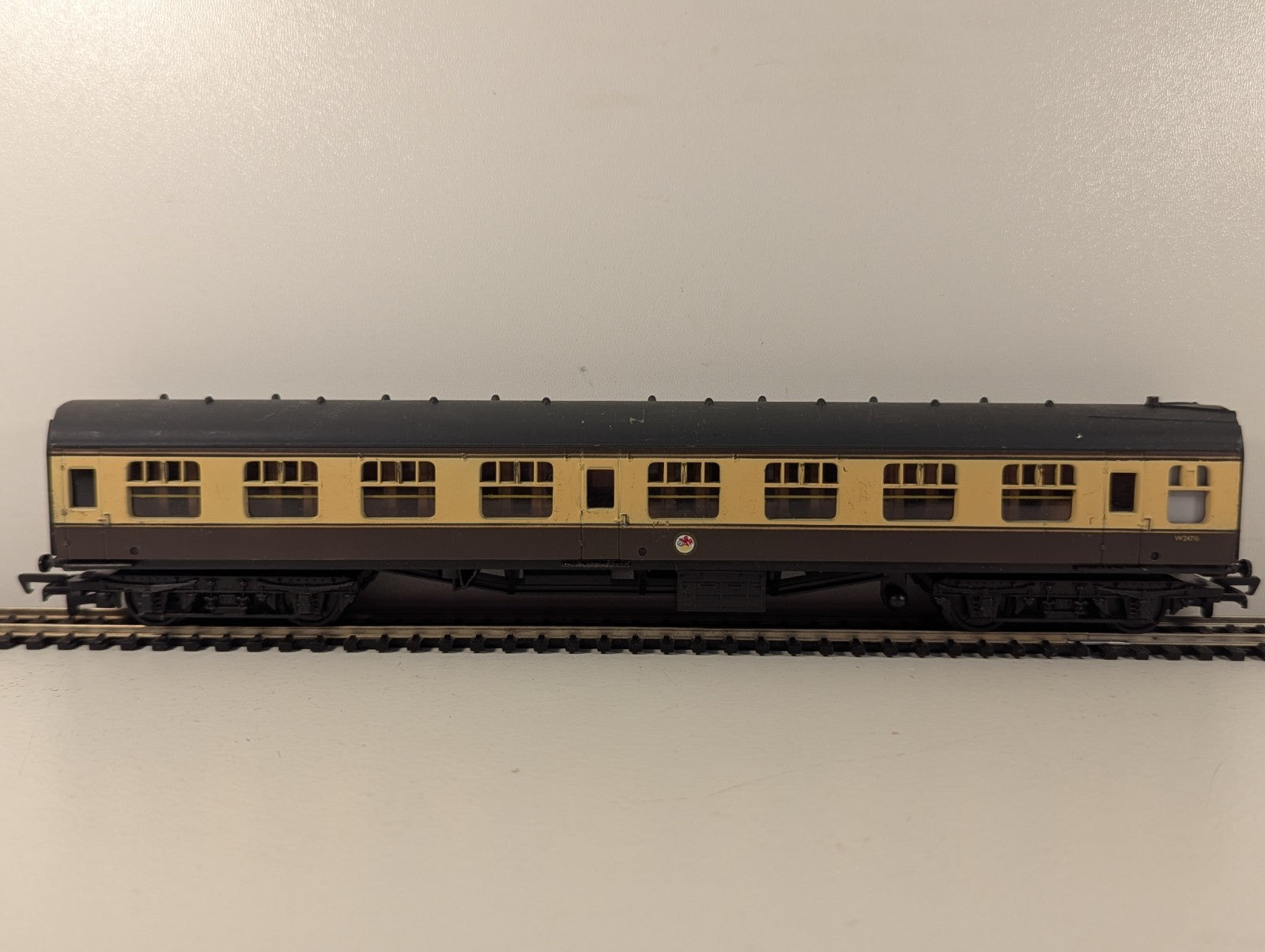 Mainline 37-105 BR Mk1 Second Corridor Coach Chocolate & Cream OO Gauge