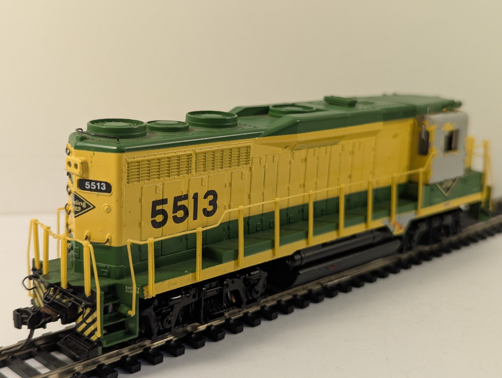 Bachmann Spectrum 41-0822-10 HO Gauge Reading GP30 Diesel - Poor Runner Boxed