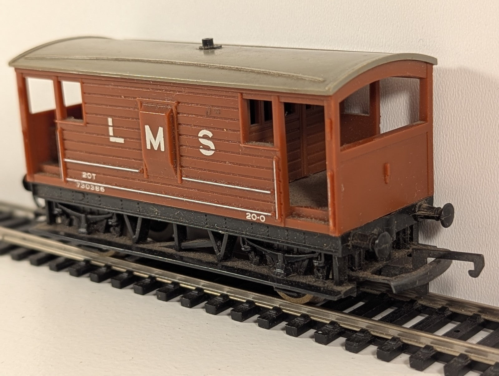 Hornby LMS 20-Ton Brake Van 730386 Brown OO Gauge
