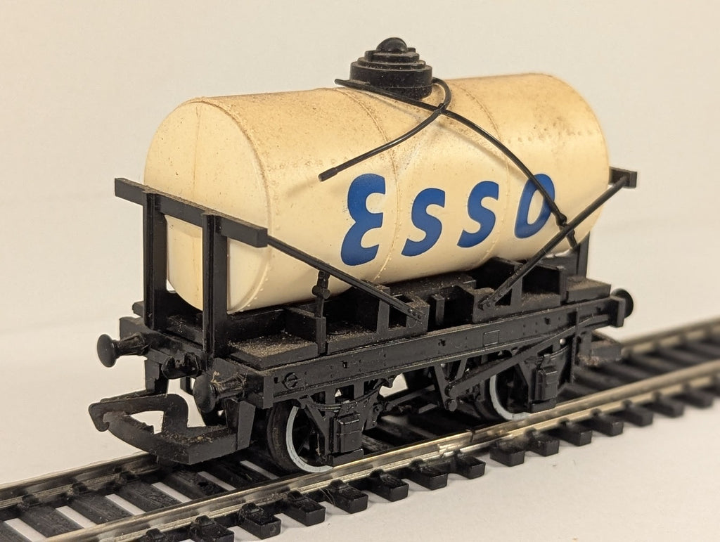 Hornby OO Gauge Esso Tank Wagon Esso Cream