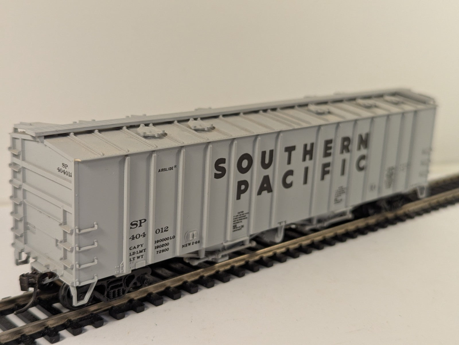 Roundhouse Products HO Gauge Southern Pacific Grey Covered Hopper Boxed