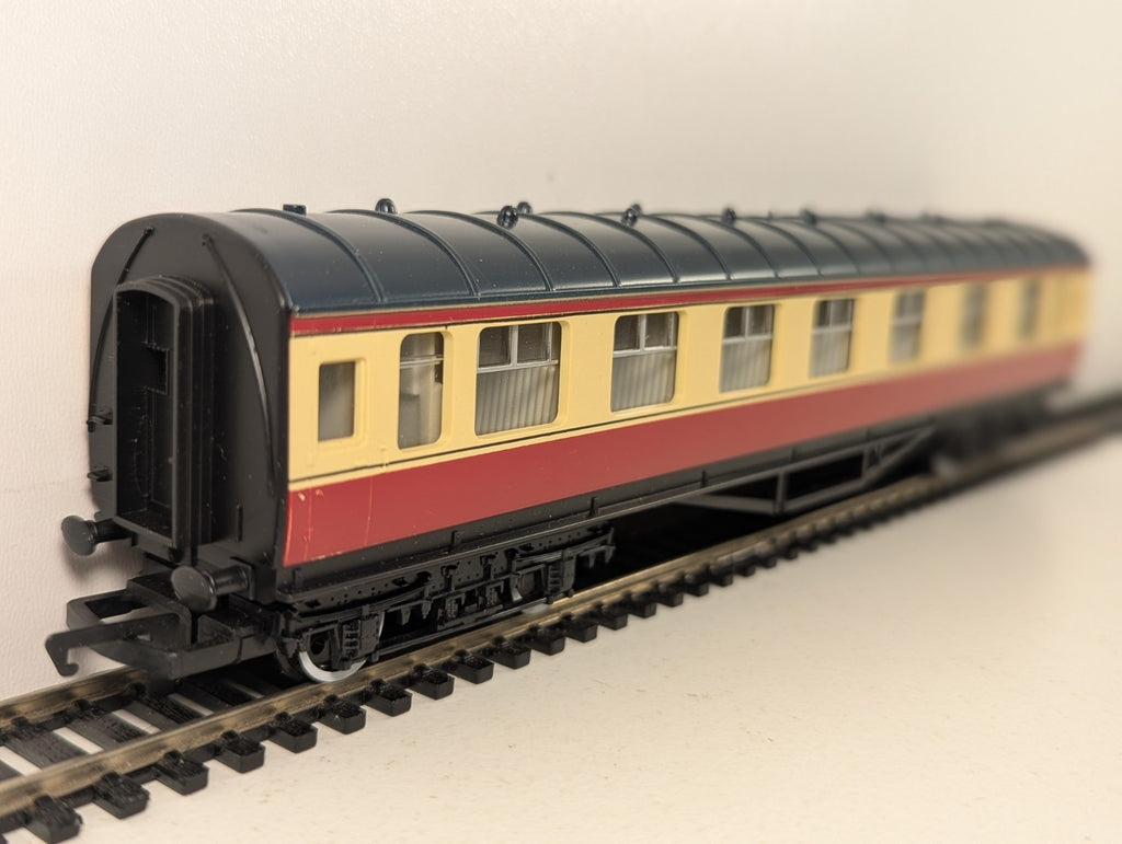 Hornby  R442 BR ex-LMS Stanier Composite Corridor Coach - Crimson & Cream
