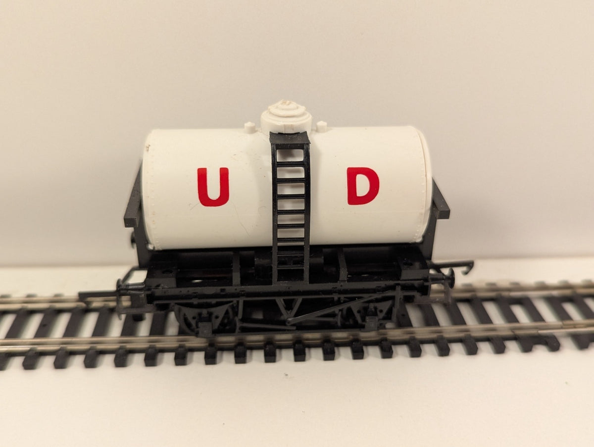 Tri-ang / Hornby R15 OO Gauge United Dairies Milk Tank Wagon