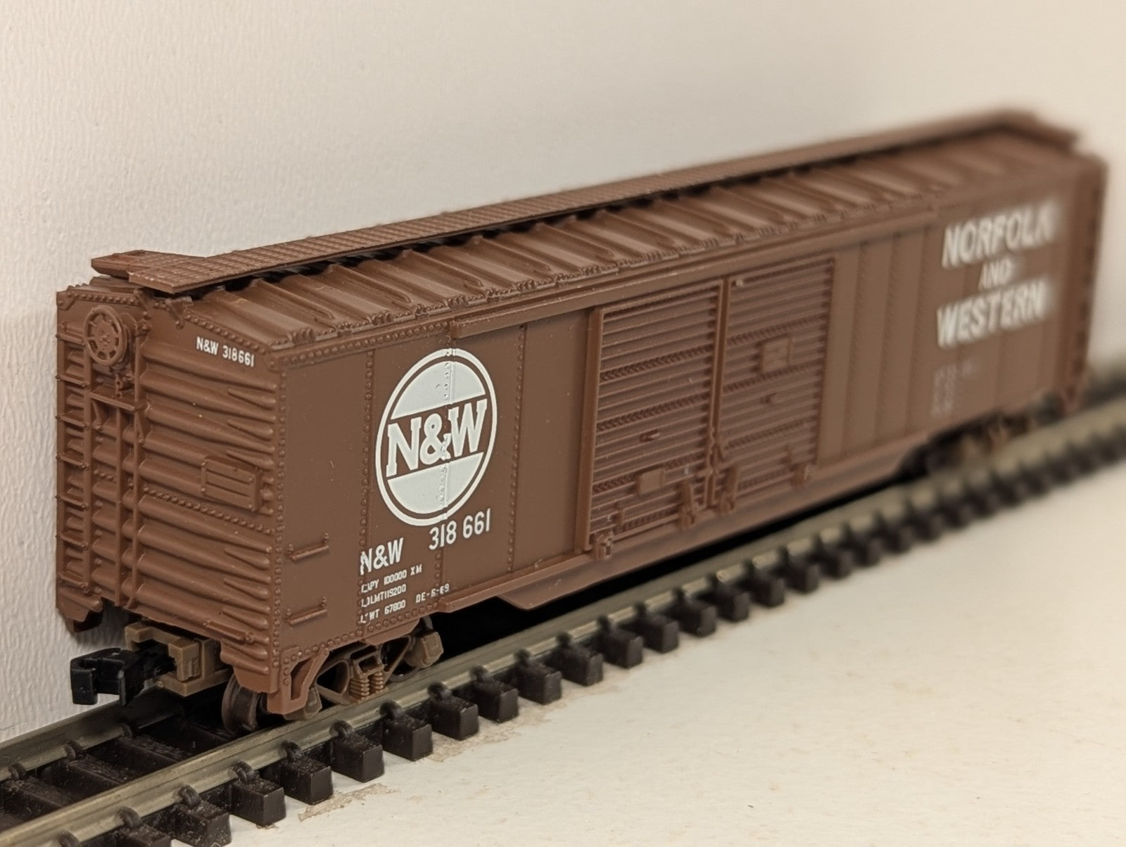 Atlas N Gauge Norfolk & Western Boxcar Brown