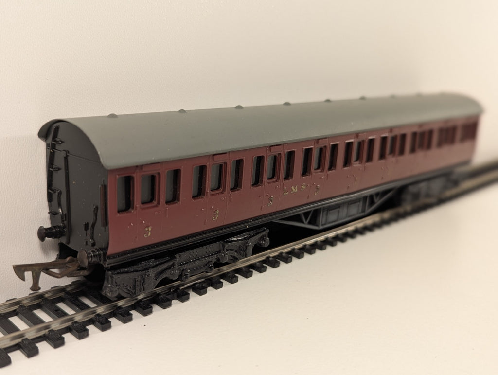 Graham Farish BR Mk1 57ft Suburban Second (S) Coach – BR Crimson