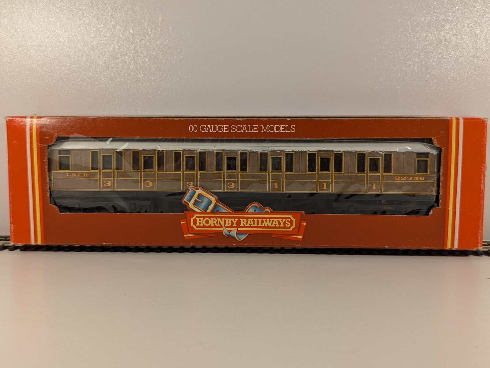Hornby OO Gauge LNER Teak Composite Coach No. 22356 – Repainted Roof