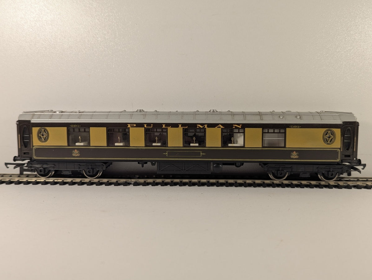 Hornby OO Gauge Lucille Pullman Car Passenger Coach Pullman Umber and Cream