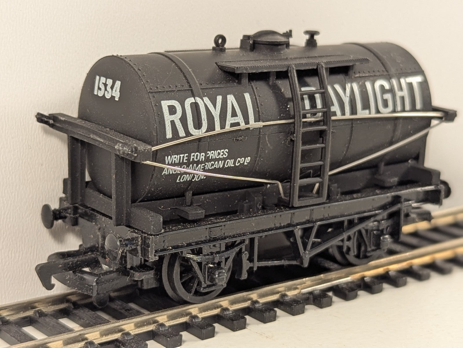 Mainline Railways OO Gauge Black Royal Daylight 14 Ton Tank Wagon