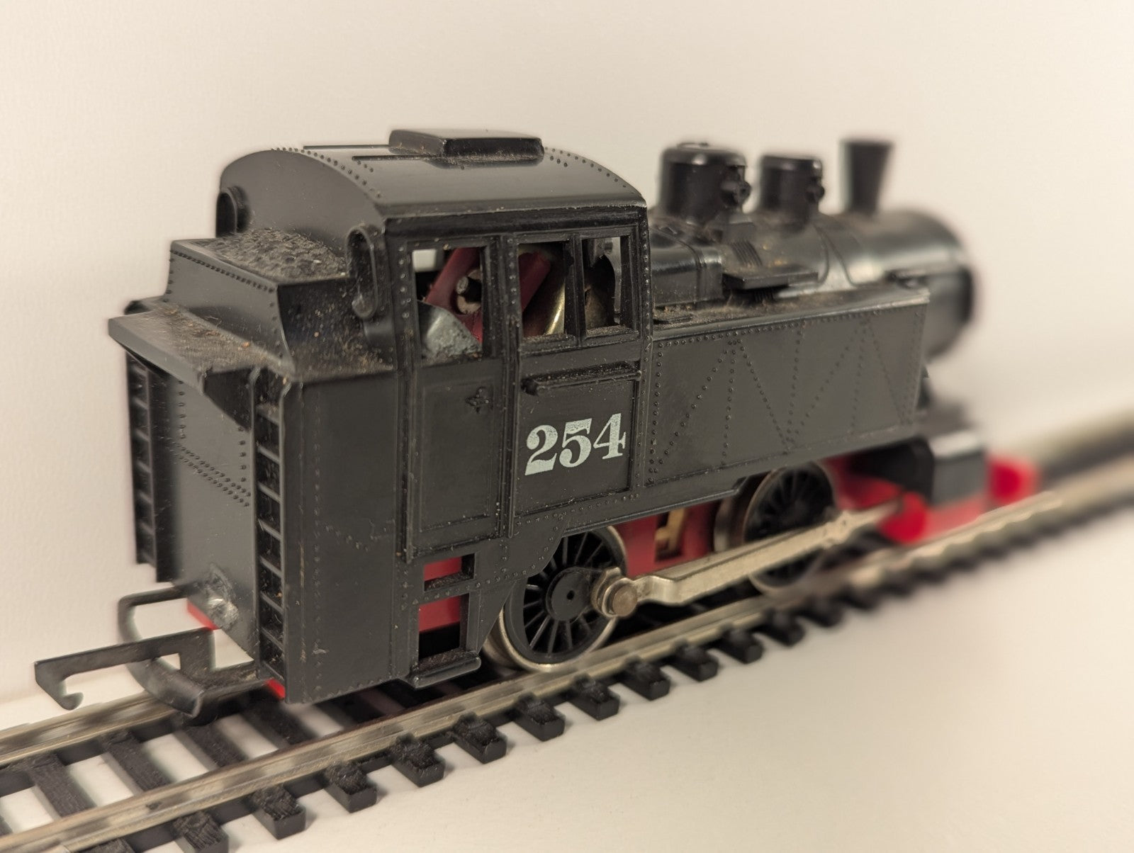 Hornby R254 – International 0-4-0T Tank Locomotive (OO Gauge, Missing Smokebox)